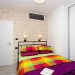 Modern In - 70 M² - Parking Included *