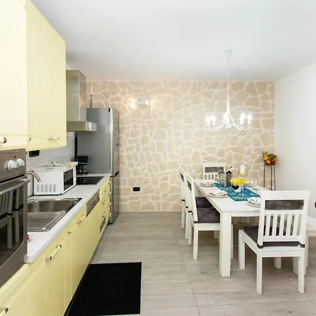 Modern In - 70 M² - Parking Included *