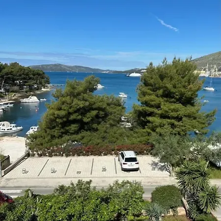 Modern In - 70 M² - Parking Included Τρογκίρ