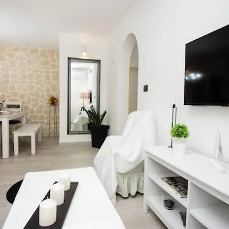 Modern In - 70 M² - Parking Included アパート *