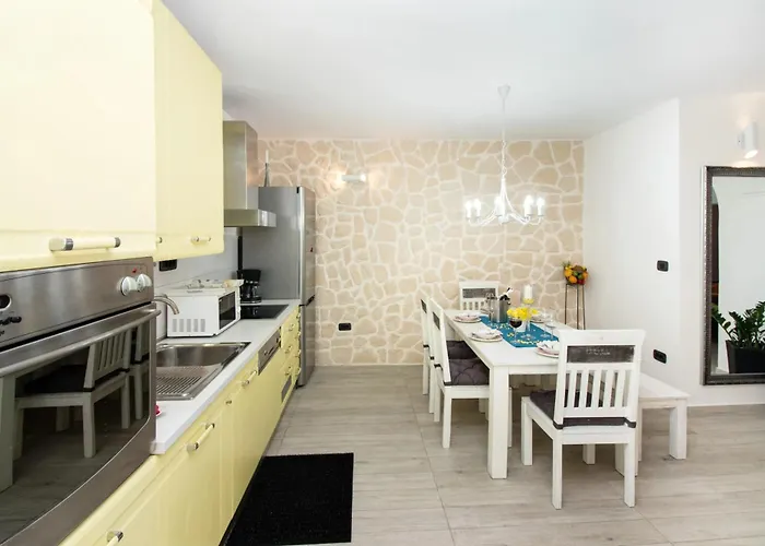 Modern In - 70 M² - Parking Included *